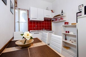 Apartamento básico, 1 habitación | Cocina básica privada | Frigorífico, placa de cocina, hervidor eléctrico y utensilios de cocina