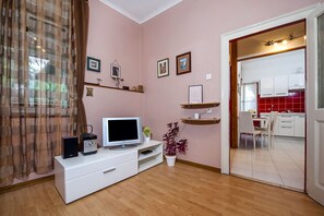 Eenvoudig appartement, 1 slaapkamer | Woonruimte | Flatscreentelevisie