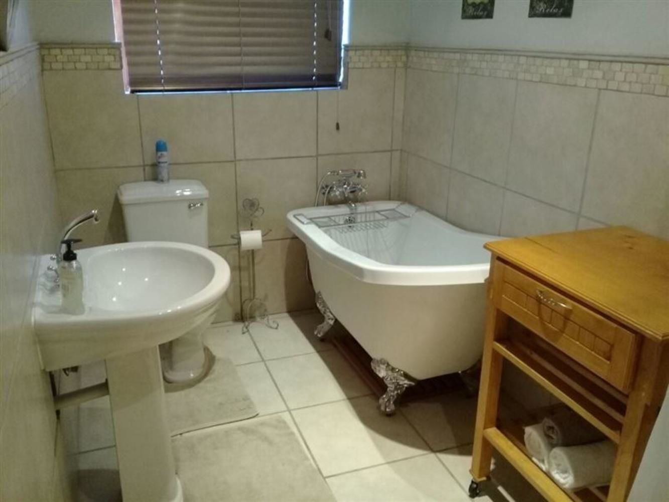 Comfort Cottage, 3 Bedrooms | Bathroom | Combined shower/tub, deep soaking tub, towels