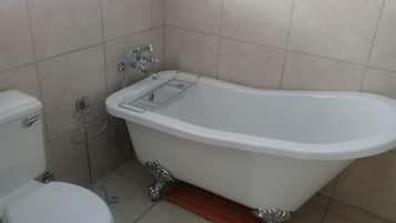 Casa de campo conforto, 3 quartos | Banheiro | Chuveiro/banheira combinados, banheira de imersão, toalhas de banho