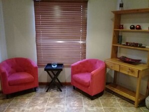 คอมฟอร์ทคอทเทจ, 3 ห้องนอน | บริเวณนั่งเล่น | ทีวีจอแบน, เตาผิง, เครื่องเล่นดีวีดี