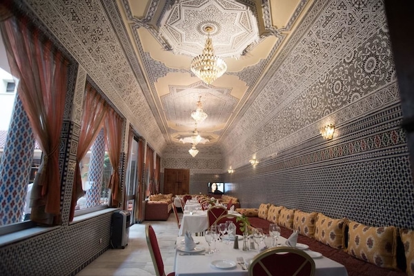 3 restaurants; breakfast, lunch, and dinner served