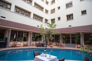 Piscine extérieure (ouverte en saison), parasols de plage