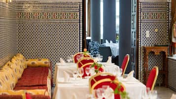3 restaurants; breakfast, lunch and dinner served