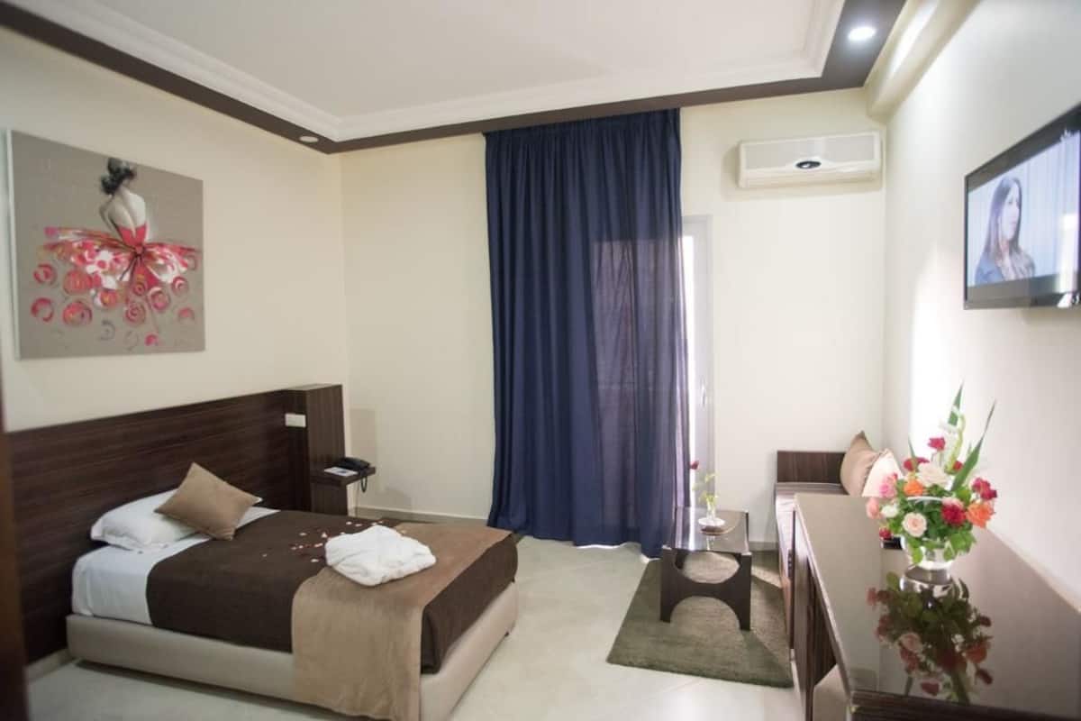 Minibar, cortinas blackout, wifi gratis y ropa de cama