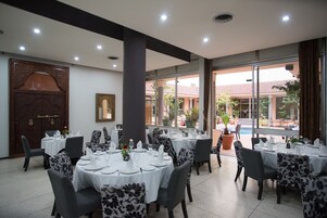 3 restaurantes; se sirve desayuno, almuerzo y cena; cocina marroquí