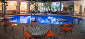 Sesongbasert utendørsbasseng, bassengparasoller og solsenger