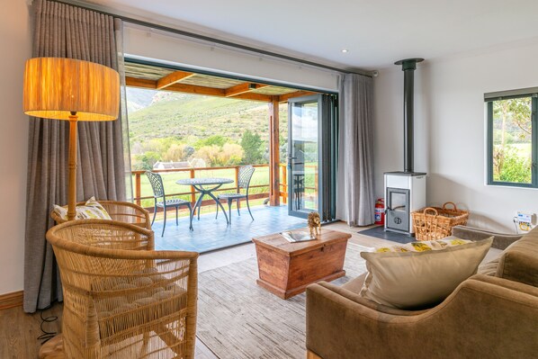 In-room safe, iron/ironing board, free WiFi, bed sheets - Mont Angelis Retreat (Stellenbosch)