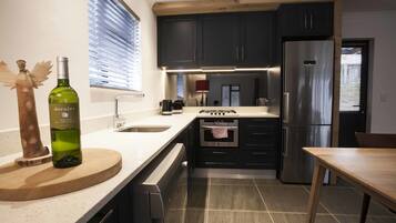 Lemari es besar, microwave, oven, dan kompor