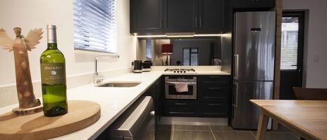 Full-sized fridge, microwave, oven, stovetop