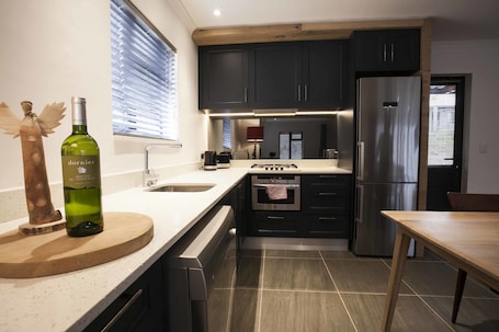 Full-size fridge, microwave, oven, stovetop