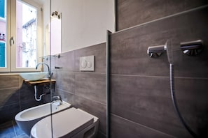 Appartement de base | Salle de bain | Douche, séchoir à cheveux, bidet, serviettes fournies