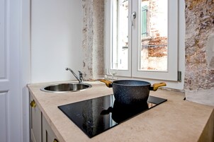 Estudio (Olivi) | Cocina básica privada | Frigorífico, placa de cocina, hervidor eléctrico y utensilios de cocina