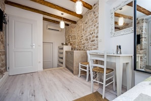 Estudio (More) | Servicio de comidas en la habitación