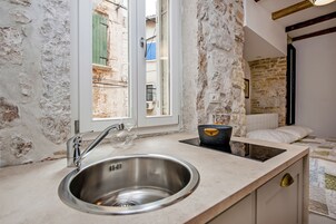 Estudio (Olivi) | Cocina básica privada | Frigorífico, placa de cocina, hervidor eléctrico y utensilios de cocina