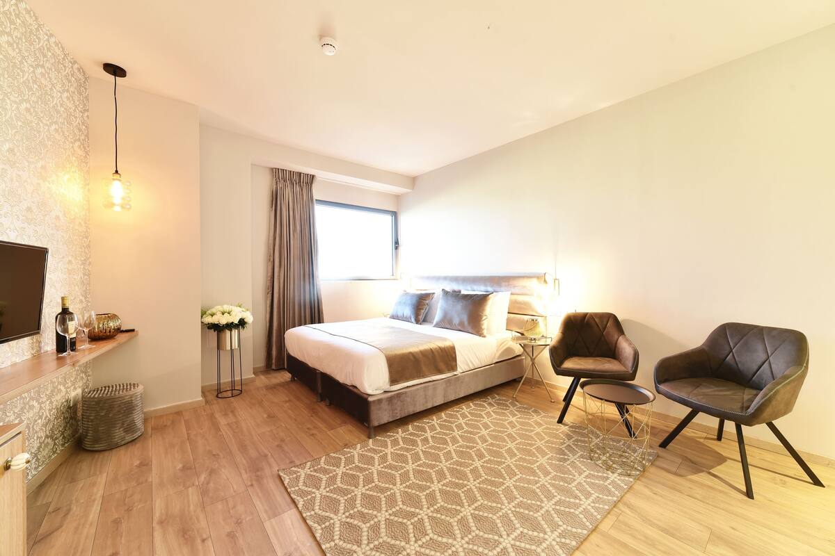 Deluxe Room | Desk, laptop workspace, soundproofing, iron/ironing board (on request)