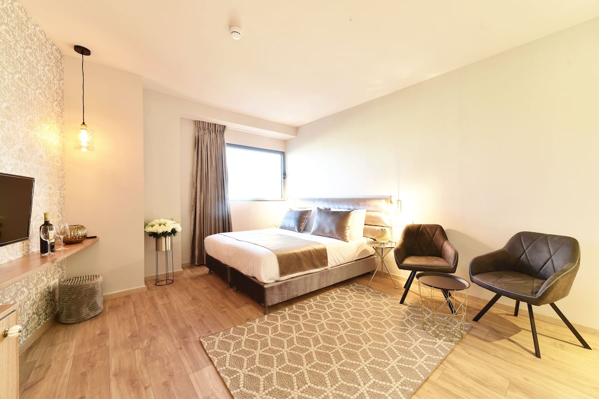 Deluxe Room | Desk, laptop workspace, soundproofing, iron/ironing board