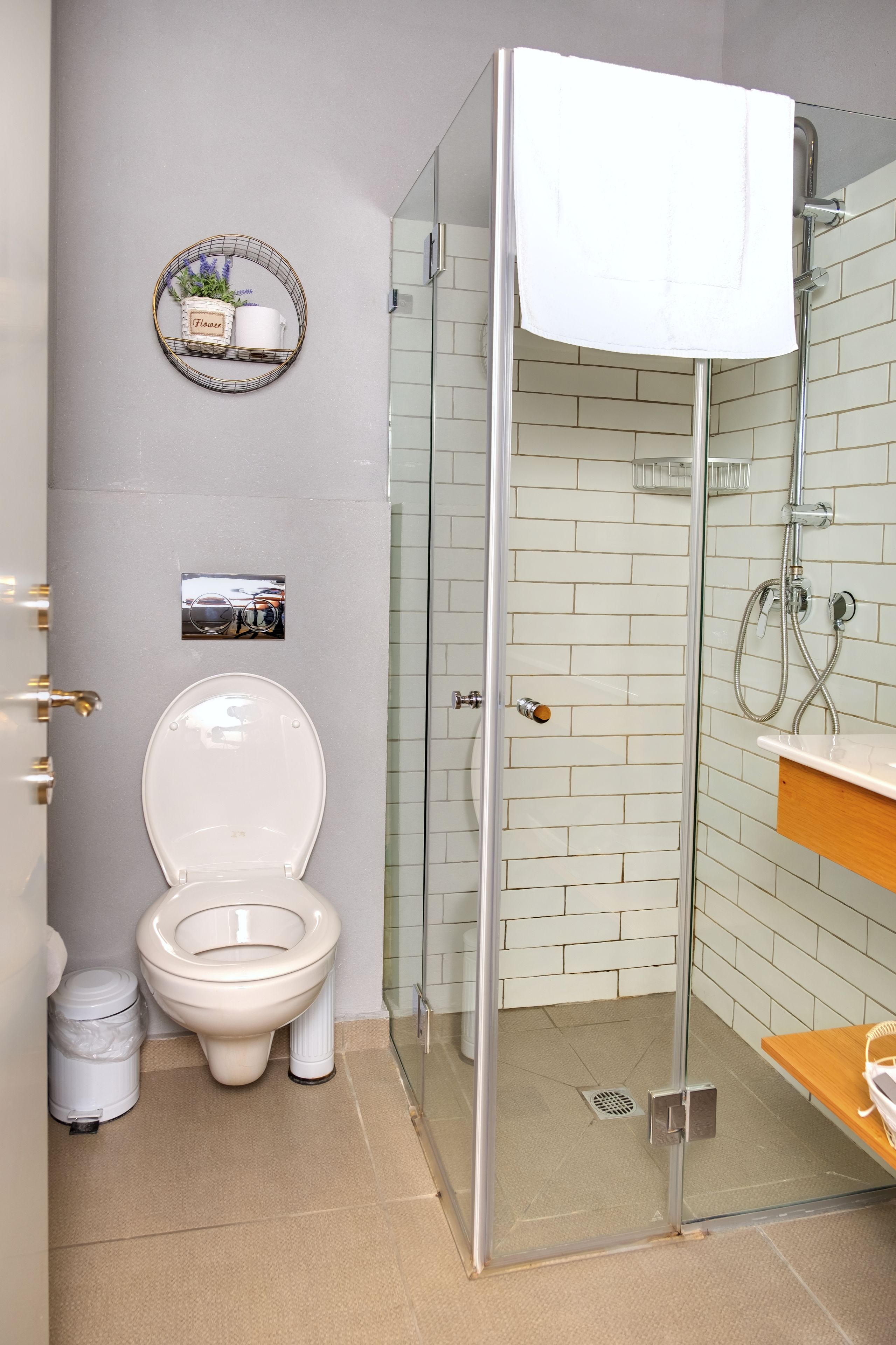 standard double or twin room | bathroom | shower, free toiletries, hair dryer, towels