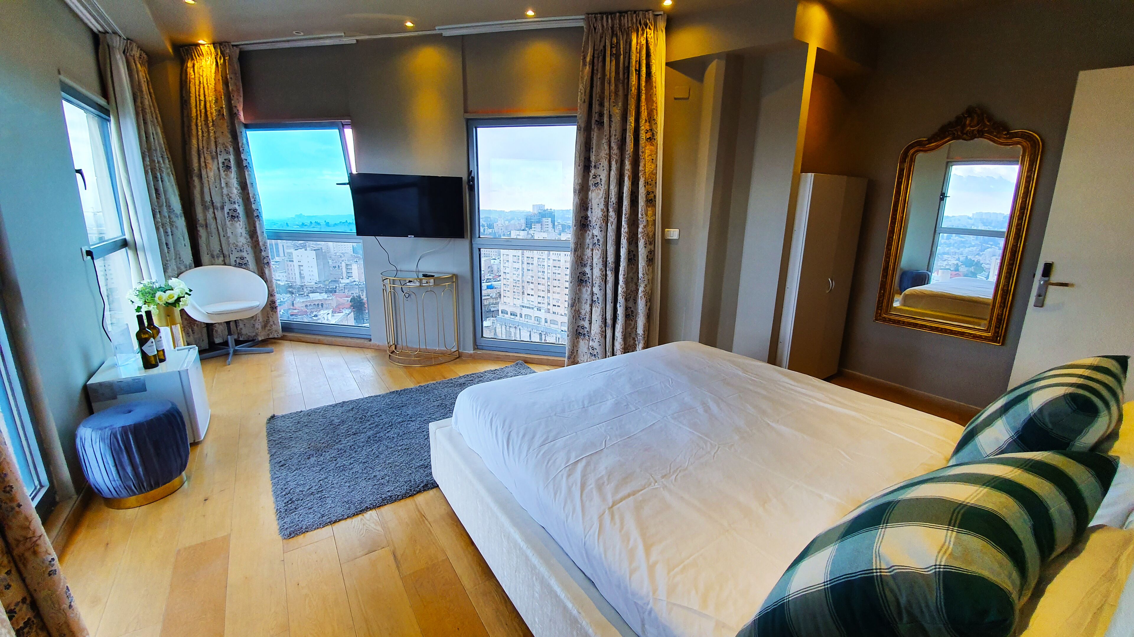 exclusive double or twin room | desk, laptop workspace, soundproofing, iron/ironing board