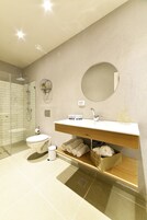Ducha, artículos de tocador gratuitos, secador de pelo, toallas