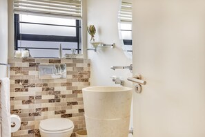 Bañera y ducha independientes, toallas