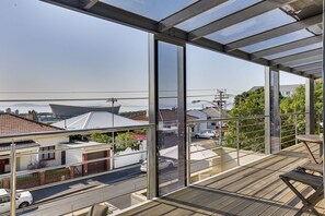 Maison classique, 3 chambres | Balcon