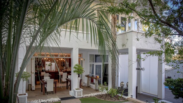 Een modern huis met een patio, een eetkamer en een keuken.