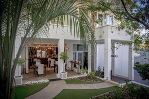 Una casa moderna con patio, comedor y cocina.