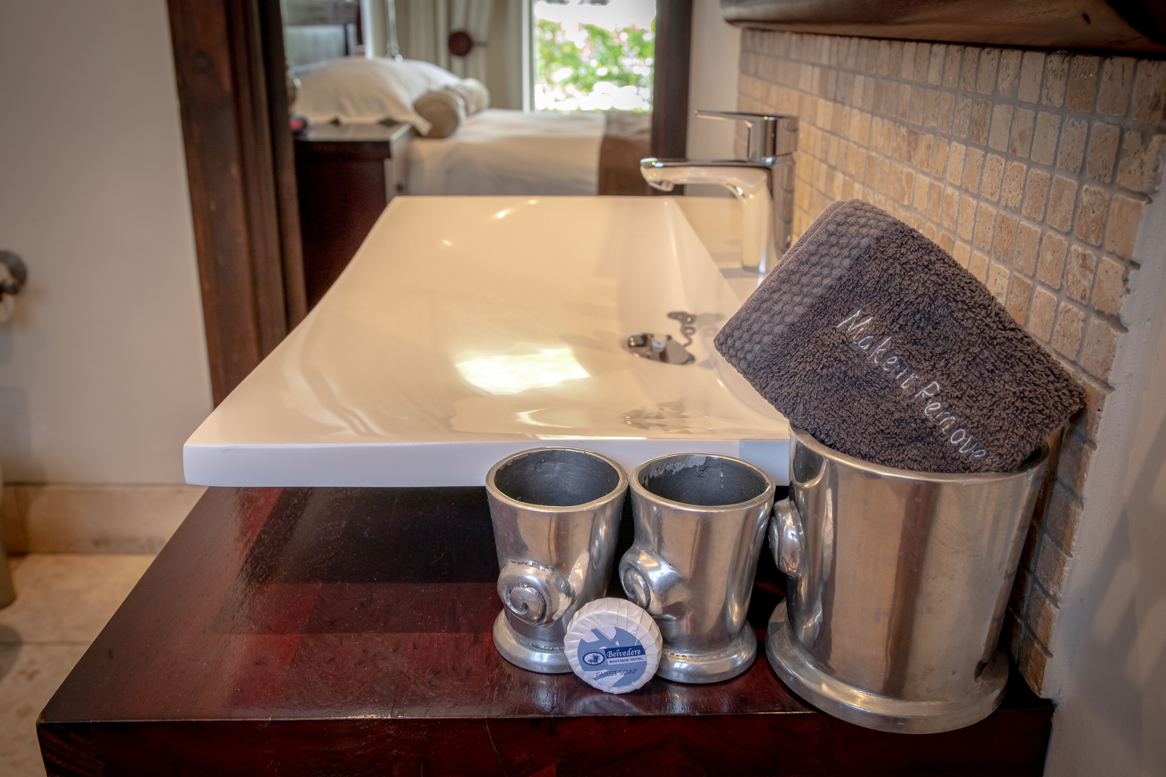 Quarto casal standard | Comodidades do banheiro | Chuveiro, produtos de toalete grátis, secador de cabelo 