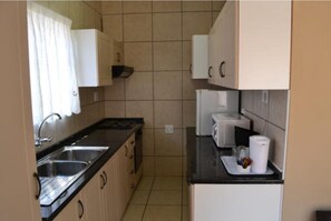 Habitación familiar (Deluxe) | Cocineta privada | Refrigerador y cafetera y tetera