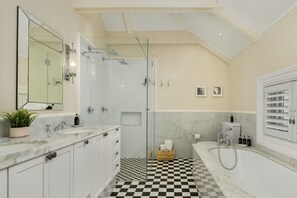 Luxury Villa, 5 Bedrooms | Bathroom | Combined shower/bathtub, deep-soaking bathtub, rainfall showerhead - Linda Vista (Cape Town)