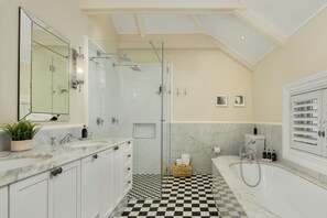 Luxe villa, 5 slaapkamers | Badkamer | Een bad/douchecombinatie, een diep bad, een regendouche
