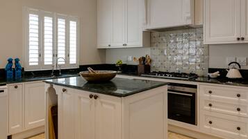 Vila superluxo, 4 quartos | Cozinha privada | Geladeira grande, micro-ondas, fogão, cooktop