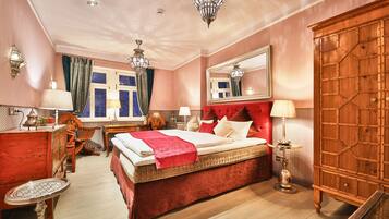 Double Room | Desk, bed sheets