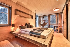 Habitación doble | Escritorio y ropa de cama