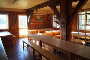 Menyajikan masakan daerah