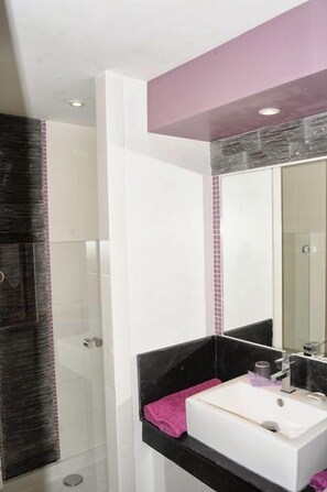 ห้องดับเบิลสำหรับพักเดี่ยว | ห้องน้ำ | ฝักบัว, ไดร์เป่าผม, ผ้าเช็ดตัว