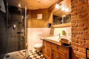 Suite (Nr. 7) | Baño | Regadera, amenidades de baño gratuitas, secadora de cabello, toallas 