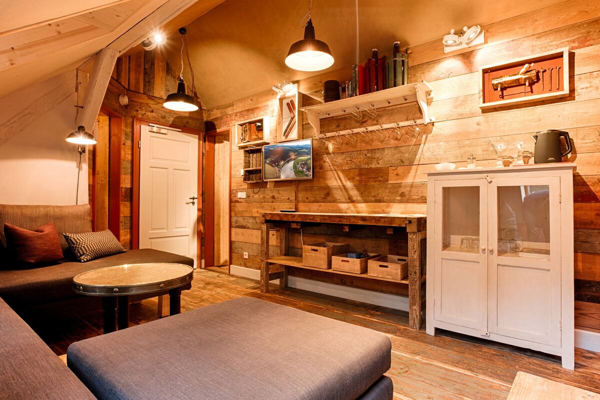 Suite (Nr. 8) | Living area | Flat-screen TV