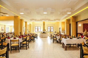 2 ravintolaa, paikallinen ja kansainvälinen keittiö