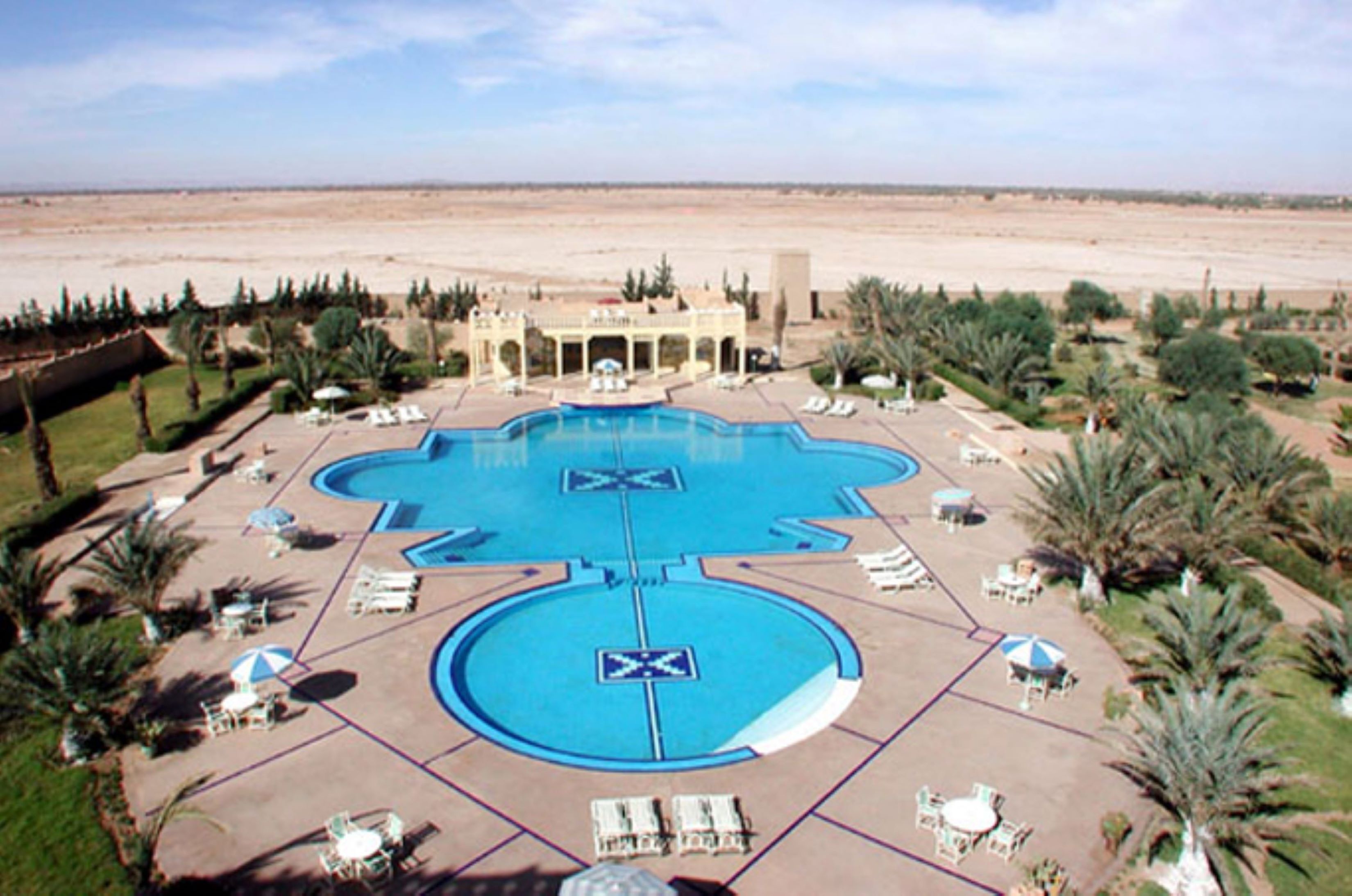 Utendørsbasseng, bassengparasoller og solsenger