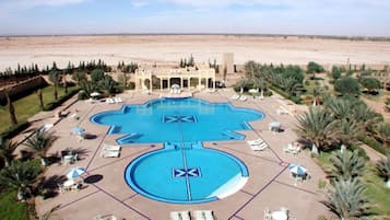 Utendørsbasseng, bassengparasoller og solsenger