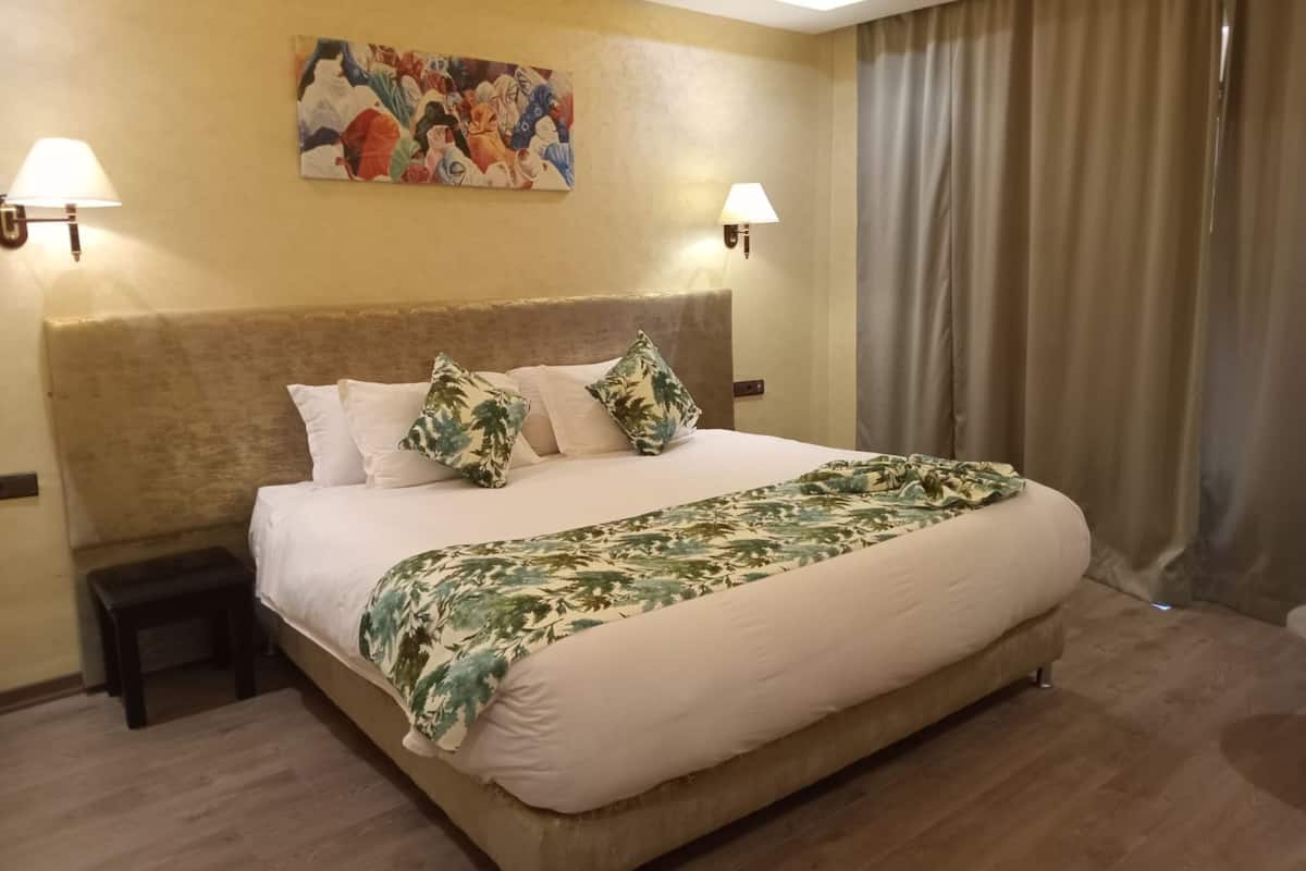 1 bedroom, premium bedding, memory-foam beds, desk