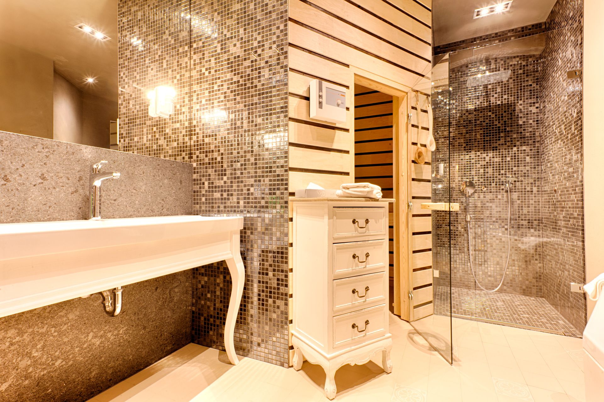 Deluxe-Apartment, Sauna | Badezimmer | Dusche, kostenlose Toilettenartikel, Haartrockner, Bademäntel