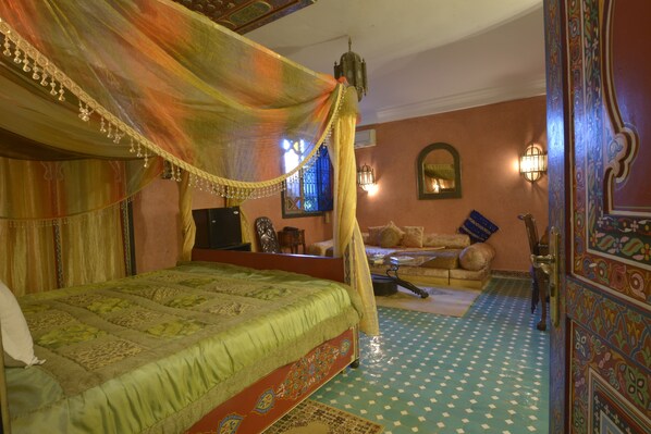 Habitación doble, 1 cama matrimonial, para no fumadores | Área de sala de estar | Televisión 