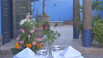 Serveert ontbijt, lunch en diner