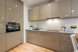 Apartamento Deluxe (72) | Cocina básica privada | Frigorífico, microondas, horno y placa de cocina