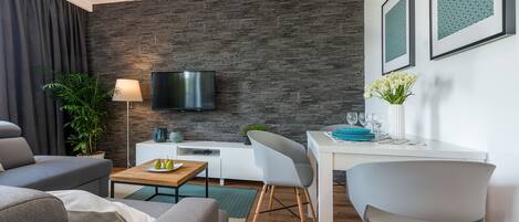 Deluxe Apartment (59) | Blackout drapes, iron/ironing board, free WiFi, bed sheets