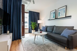 Apartamento Deluxe, balcón (26) | Zona de estar | Una televisión