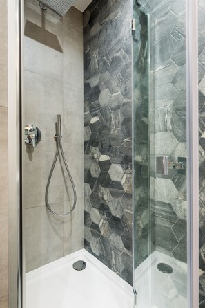 Deluxe-Apartment (72) | Badezimmer | Dusche, kostenlose Toilettenartikel, Haartrockner, Handtücher